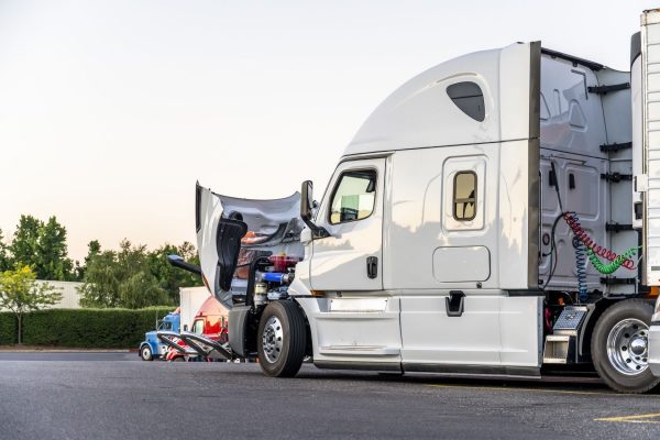 Signs That You Need To Bring Your Semi-Truck In for Service