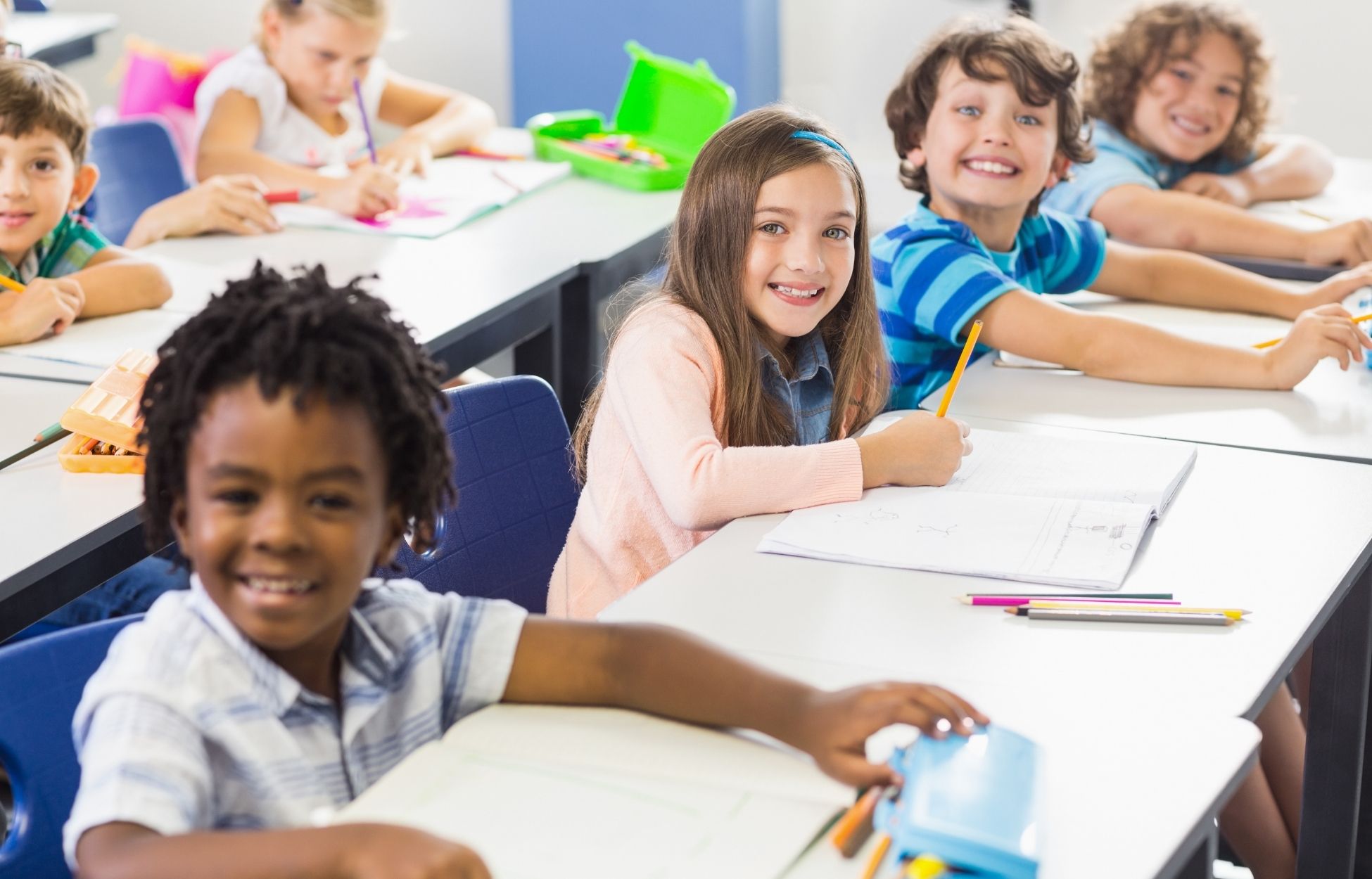 1 student. Ученик улыбается. Улыбающиеся ученики девчонки. Elementary School student. Elementary School students in class.