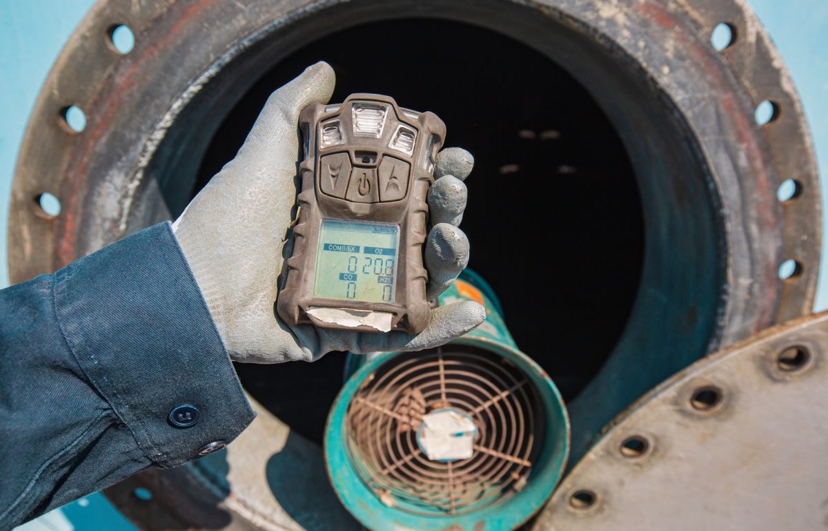 Real-time gas monitoring systems improve industrial safety by enabling early detection, reducing risks, and increasing response efficiency for safety managers.