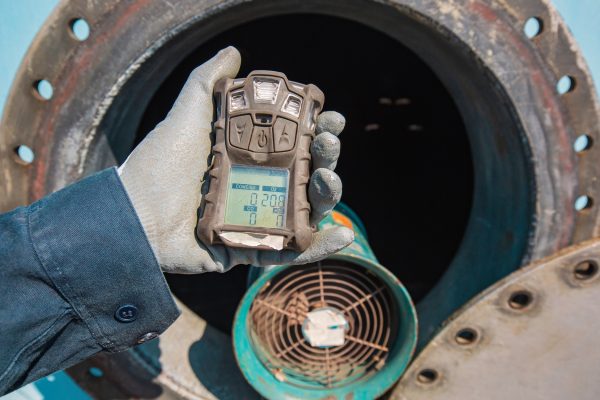 Real-time gas monitoring systems improve industrial safety by enabling early detection, reducing risks, and increasing response efficiency for safety managers.